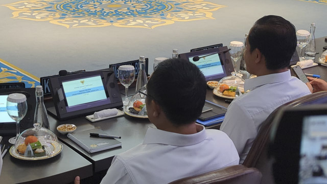 Mantan Kepala Kantor Komunikasi Kepresidenan Hasan Nasbi menghadiri sidang kabinet paripurna di Istana Kepresidenan Jakarta, Senin (5/5/2025). Foto: Zamachsyari/kumparan