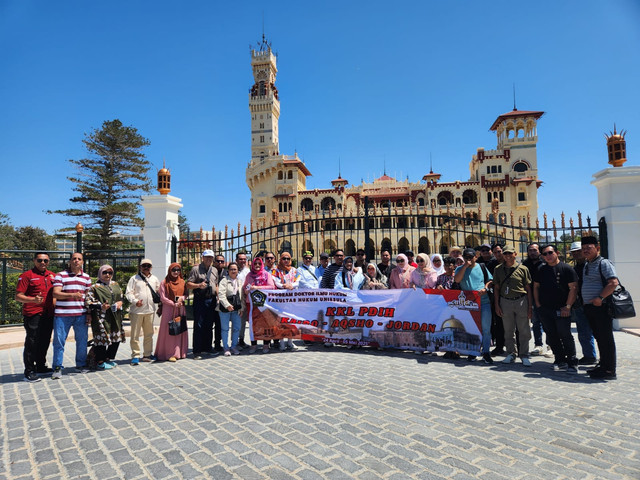 Rombongan peserta KKL PDIH Unissula berfoto di istana Mumtaza, Alexandria. (foto: Abdul Malik Syafi'i)