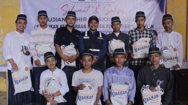 BPKH dan DT Peduli Berbagi Bingkisan Lebaran untuk Pondok Pesantren Salafiyyah Roudlotul Muta’allimin Pacet Cianjur (Sumber : DT Peduli)