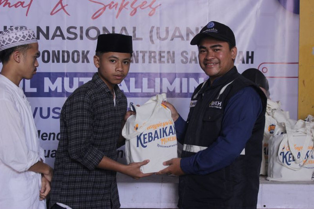 BPKH dan DT Peduli Berbagi Bingkisan Lebaran untuk Pondok Pesantren Salafiyyah Roudlotul Muta’allimin Pacet Cianjur (Sumber : DT Peduli)