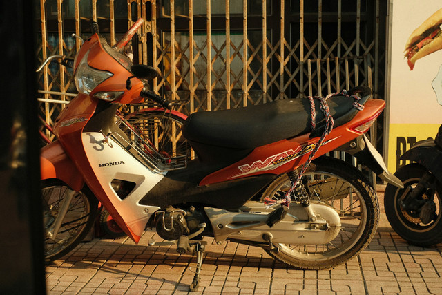 Ilustrasi Cara Menambal Jok Motor yang Sobek. Foto: dok. Unsplash/Khanh Do