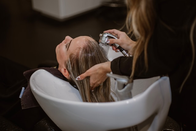 Ilustrasi Cara Menebalkan Rambut Secara Alami dan Cepat. Foto: dok. Unsplash/Lindsay Cash
