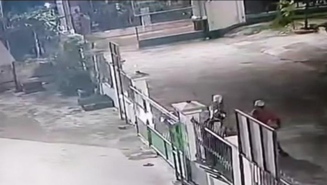 Potongan rekaman CCTV saat ustaz dibegal di depan Masjid Al-Ikhlas di Jalan Dwikora II, Kecamatan Ilir Barat I, Palembang. Foto : Istimewa