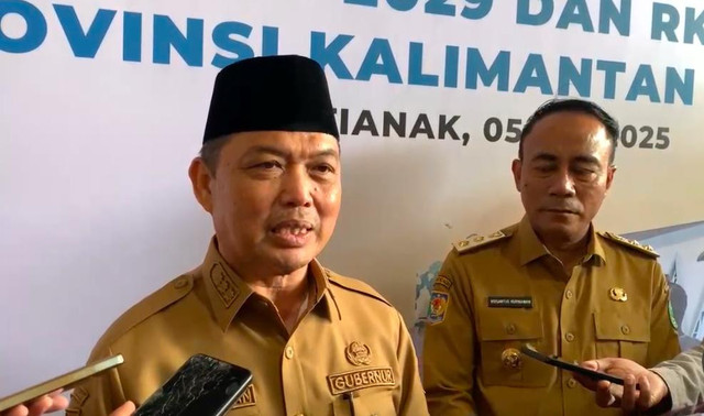 Gubernur Kalbar, Ria Norsan. Akan ada tiga maskapai yang siap beroperasi saat Bandara Supadio kembali menjadi bandara internasional. Foto: Yulia Ramadhiyanti/Hi!Pontianak