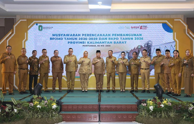 foto bersama para pemimpin daerah Kalimantan Barat di Musrembang RPJMD Provinsi Kalbar. Foto: Dok. Adpim Pemprov Kalbar