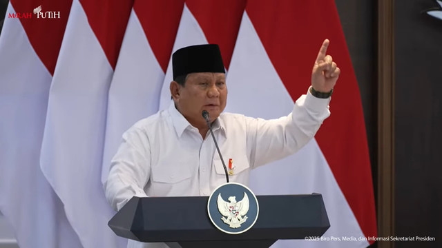 Presiden Prabowo Subianto memberikan arahan saat Sidang Kabinet Paripurna di Kantor Presiden, Jakarta, Senin (5/5/2025). Foto: YouTube/ Sekretariat Presiden