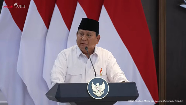 Presiden Prabowo Subianto memberikan arahan saat Sidang Kabinet Paripurna di Kantor Presiden, Jakarta, Senin (5/5/2025). Foto: YouTube/ Sekretariat Presiden