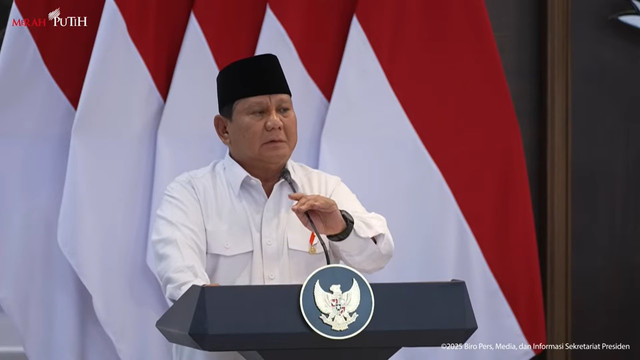 Presiden Prabowo Subianto memberikan arahan saat Sidang Kabinet Paripurna di Kantor Presiden, Jakarta, Senin (5/5/2025). Foto: YouTube/ Sekretariat Presiden