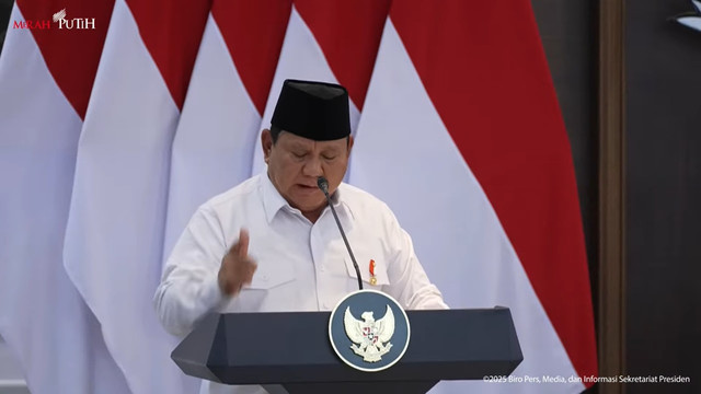 Presiden Prabowo Subianto memberikan arahan saat Sidang Kabinet Paripurna di Kantor Presiden, Jakarta, Senin (5/5/2025). Foto: YouTube/ Sekretariat Presiden