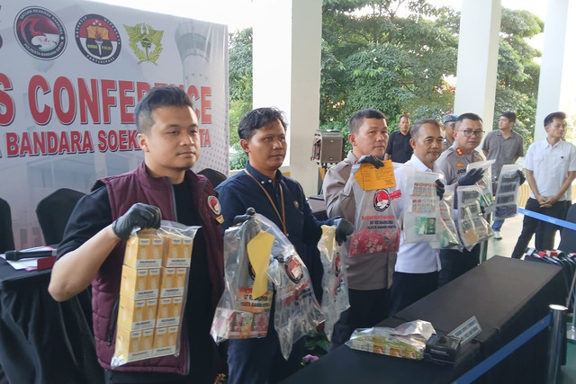 Rilis kasus Vape berisi obat keras yang menjerat Jonathan Frizzy. Foto: Vincentius Mario/kumparan