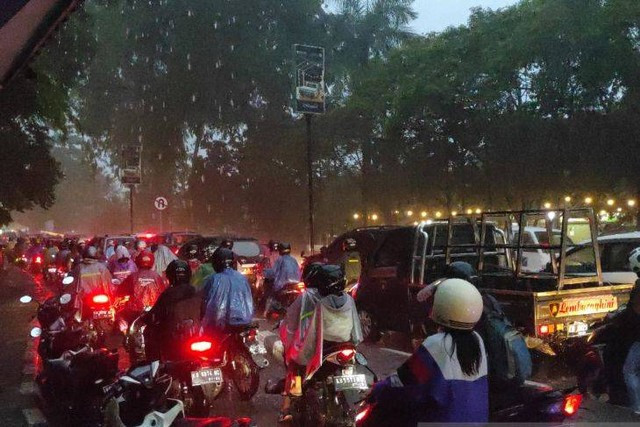 Macet di jalanan Kota Pontianak. Wali Kota Pontianak berharap pembangunan jalan outer ring road bisa segera direalisasikan. Foto: Dok. Antara