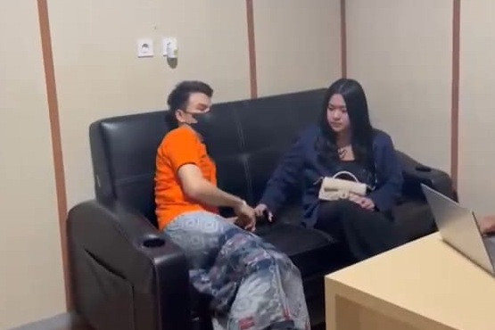 Jonathan Frizzy ditangkap dalam kondisi sakit usai jalani operasi ambeien. Foto: Dok. Istimewa