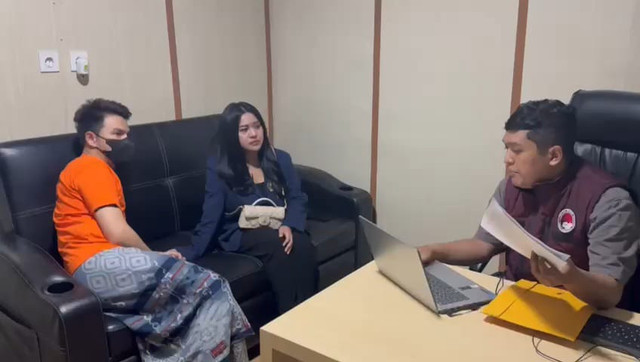 Jonathan Frizzy ditangkap dalam kondisi sakit usai jalani operasi ambeien. Foto: Dok. Istimewa