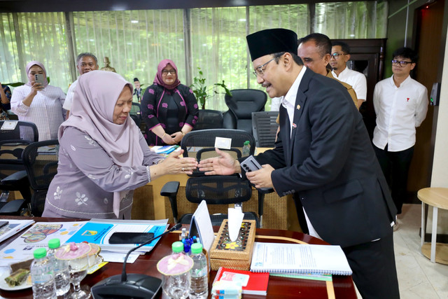 Mensos Saifullah Yusuf (Gus Ipul) memberikan arahan tentang Sekolah Rakyat kepada sejumlah kepala daerah di kantor Kemensos, Jakarta, Senin (5/5/2025). Foto: Kemensos RI