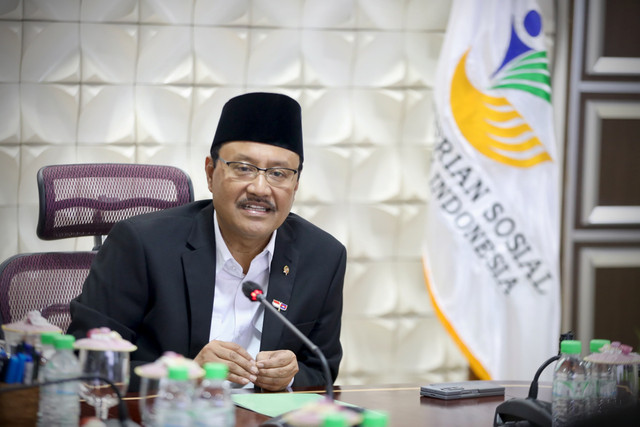 Mensos Saifullah Yusuf (Gus Ipul) memberikan arahan tentang Sekolah Rakyat kepada sejumlah kepala daerah di kantor Kemensos, Jakarta, Senin (5/5/2025). Foto: Kemensos RI