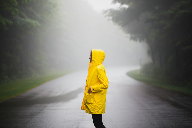 Ilustrasi untuk cara menambal jas hujan yang bolong. Sumber: unsplash.com/Alesia Kazantceva