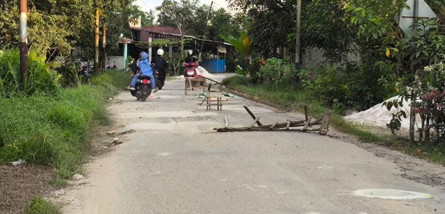 Kondisi jalan di Desa Antibar Mempawah. Foto: M. Zain/Hi!Pontianak