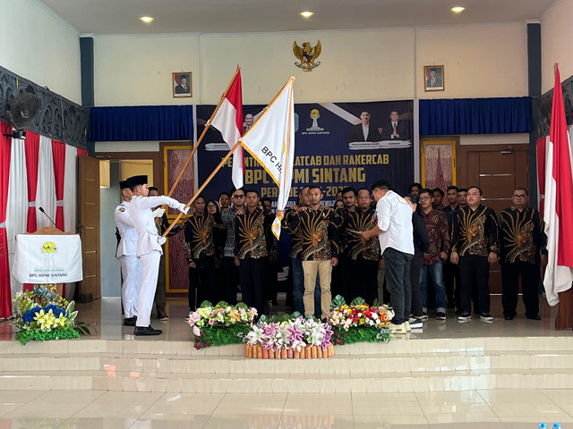 Pelantikan pengurus Badan Pengurus Cabang (BPC) Himpunan Pengusaha Muda (HIPMI) Kabupaten Sintang periode 2025-2028. Foto: Yusrizal Bota/Hi! Pontianak
