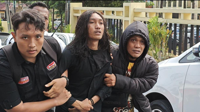 Pendemo yang diamankan diduga provokator. | Foto: Sinta Yuliana/Lampung Geh