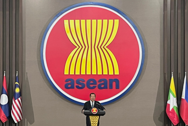 Ketua Senat sekaligus mantan Perdana Menteri Kamboja Hun Sen berpidato di Sekretariat ASEAN, Jakarta, Senin (5/5/2025). Foto: Tiara Hasna/kumparan