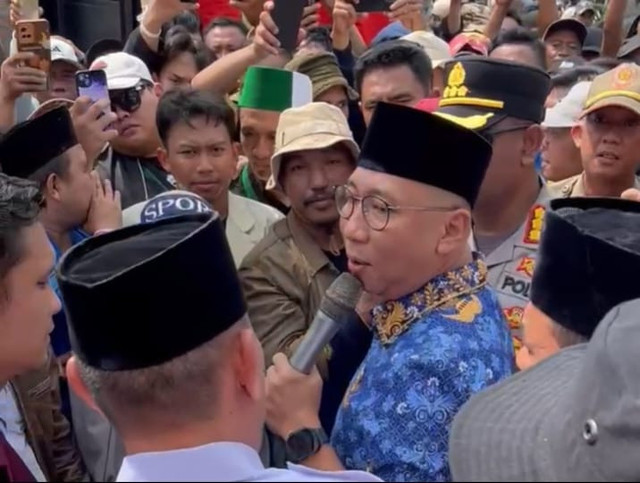 Gubernur Lampung, Rahmat Mirzani Djausal saat menemui langsung massa aksi yang berunjuk rasa terkait harga singkong | Foto : Eka Febriani / Lampung Geh