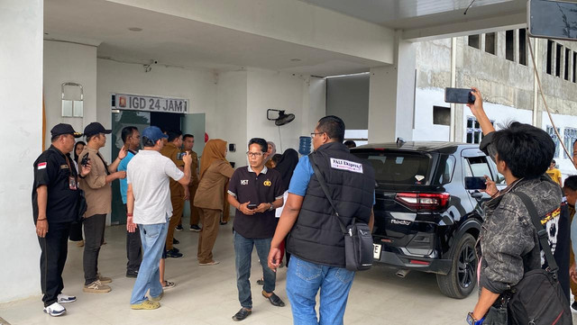 Suasana di RSUD Talang Ubi PALI saat menerima ratusan siswa yang diduga keracunan Makan Bergizi Gratis. Foto : Istimewa