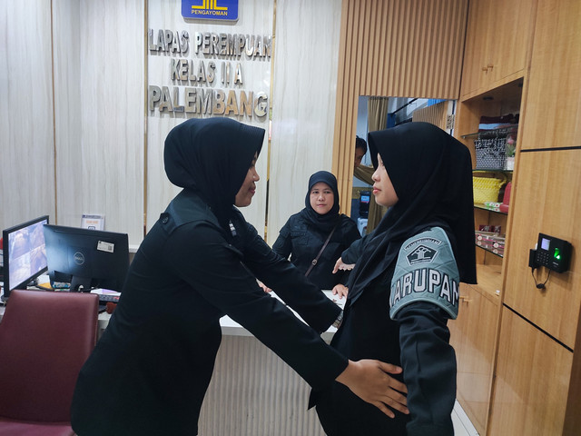 Tingkatkan Keamanan dan Ketertiban,Petugas Lapas Perempuan Palembang Pemeriksaan