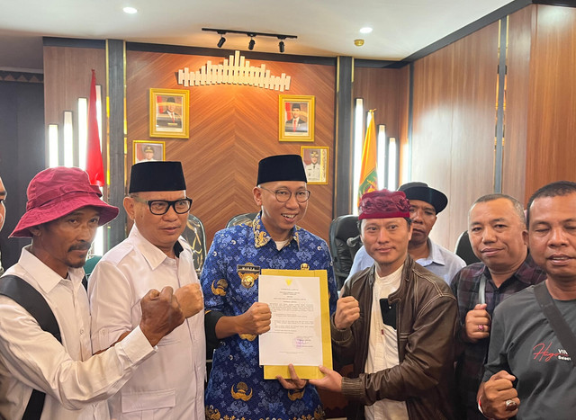 Penyerahan surat instruksi Gubernur Lampung, Rahmat Mirzani Djausal Kepada Koordinator Aliansi Masyarakat Peduli Petani Singkong Indonesia, Maradoni terkait penetapan harga singkong sementara | Foto : Eka Febriani / Lampung Geh Academy