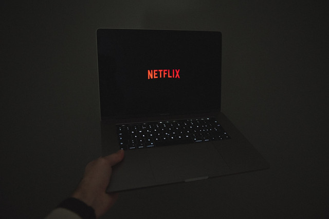 Ilustrasi Rekomendasi Film Netflix Misteri. Unsplash.com/Thibault Penin