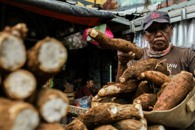 "Mereka bekerja tanpa henti, tapi keadilan belum juga menghampiri.".source:Foto oleh Kridho कृढ : https://www.pexels.com/id-id/foto/pedagang-di-pasar-tradisional-yang-menjual-singkong-31901233/