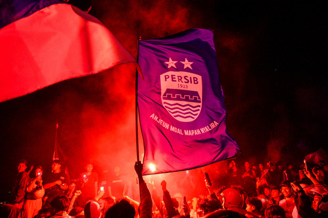 Bobotoh menyalakan suar di Jembatan Layang Mochtar Kusumaatmadja di Bandung, Jawa Barat, Senin (5/5/2025). Foto: Raisan Al Farisi/ANTARA FOTO