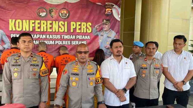 Kapolres Serang, AKBP Condro Sasongko, (kedua dari kiri) saat konferensi pers, di Serang, Senin (5/5). Foto: ANTARA/HO-Polres Serang