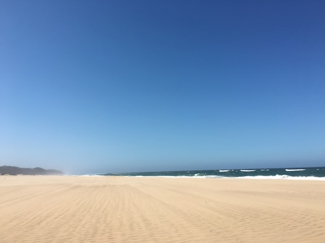 Pantai Tlangoh. Foto hanya ilustrasi, bukan sebenarnya. Sumber: unsplash.com/Bernd 📷 Dittrich