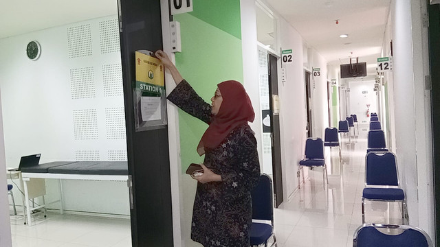 Dekan Fakultas Kedokteran (FK) Unusa, Dr. Handayani, M.Kes., saat menunjukkan salah satu ruangan satu ruangan ujian calon dokter. Foto: Masruroh/Basra