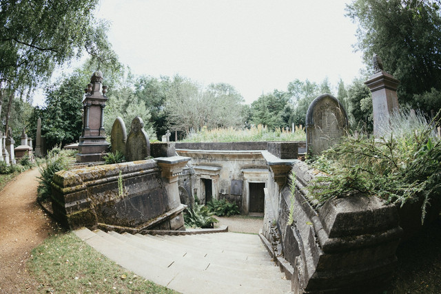 Makam Sunan Drajat. Foto hanya ilustrasi, bukan tempat sebenarnya. Sumber: unsplash.com/Annie Spratt.