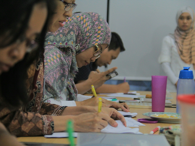 Ilustrasi bagaimana cara memperkuat internalisasi Pancasila dalam kehidupan sehari-hari jika dikaitkan dengan prodi atau jurusan Pendidikan Bahasa dan Sastra Indonesia. Sumber: unsplash.com/AkeyodiaBusinessCoachingFirm.