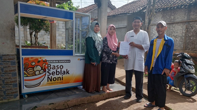 DT Peduli Serahkan Sebanyak 5 Unit Gerobak Barokah untuk bantu Ekonomi Penerima Manfaat di Bogor (Sumber : DT Peduli)