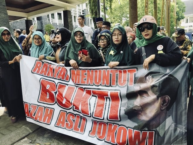 Warga Menggelar Aksi Tuntut Bukti Keaslian Ijazah Jokowi. Sumber Foto: Dokumentasi Pribadi