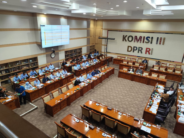 Suasana Rapat Dengar Pendapat (RDP) Komisi III DPR RI dengan Jaksa Agung Muda Bidang Perdata Dan Tata Usaha Negara di Kompleks Parlemen Senayan, Jakarta, Selasa (6/5/2025). Foto: Luthfi Humam/kumparan