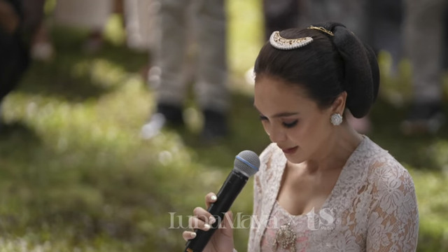 Luna Maya gelar prosesi siraman jelang menikah dengan Maxime Bouttier. Foto: Youtube/ TS Media