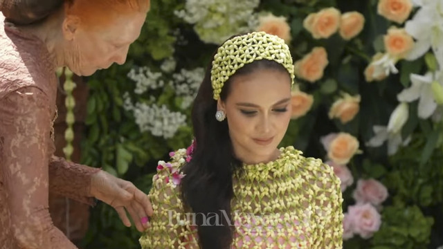Luna Maya gelar prosesi siraman jelang menikah dengan Maxime Bouttier. Foto: Youtube/ TS Media