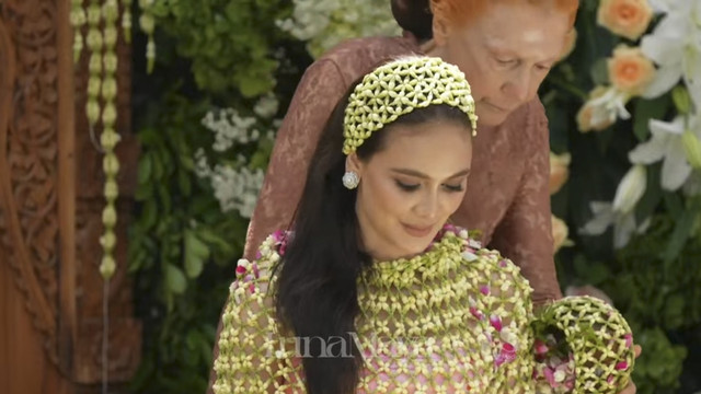 Luna Maya gelar prosesi siraman jelang menikah dengan Maxime Bouttier. Foto: Youtube/ TS Media