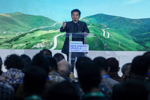 Pemimpin Redaksi Arifin Asydhad memberikan sambutan pada kumparan New Energy Vehicle Summit 2025 di MGP Space, SCBD Park, Jakarta, Selasa (6/5/2025). Foto: Syawal Febrian Darisman/kumparan