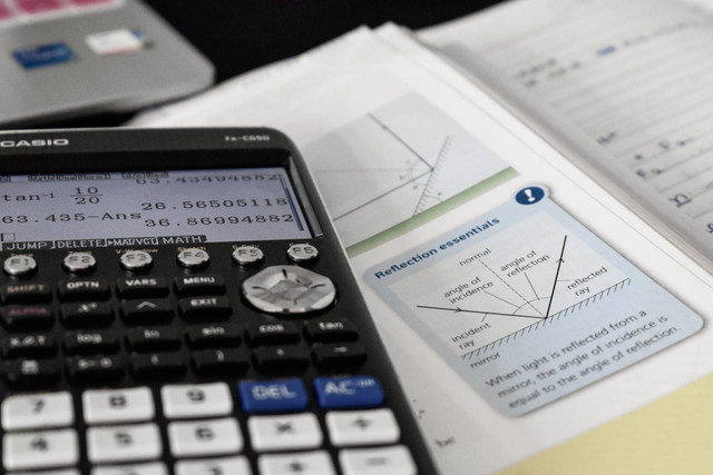 Ilustrasi contoh soal UAS matematika. Foto: Unsplash/ Anoushka Puri
