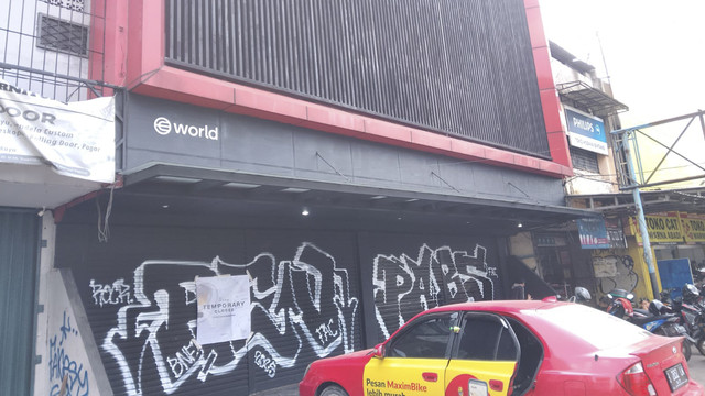 Suasana kantor WorldCoin yang telah ditutup di Bekasi, Jawa Barat, Minggu (4/5/2025). Foto: kumparan