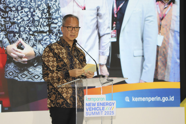 Menteri Perindustrian Agus Gumiwang memberikan keynote speech pada kumparan New Energy Vehicle Summit 2025 di MGP Space, SCBD Park, Jakarta, Selasa (6/5/2025). Foto: Jamal Ramadhan/kumparan