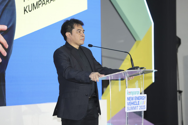 Pemimpin Redaksi Arifin Asydhad memberikan sambutan pada kumparan New Energy Vehicle Summit 2025 di MGP Space, SCBD Park, Jakarta, Selasa (6/5/2025). Foto: Jamal Ramadhan/kumparan