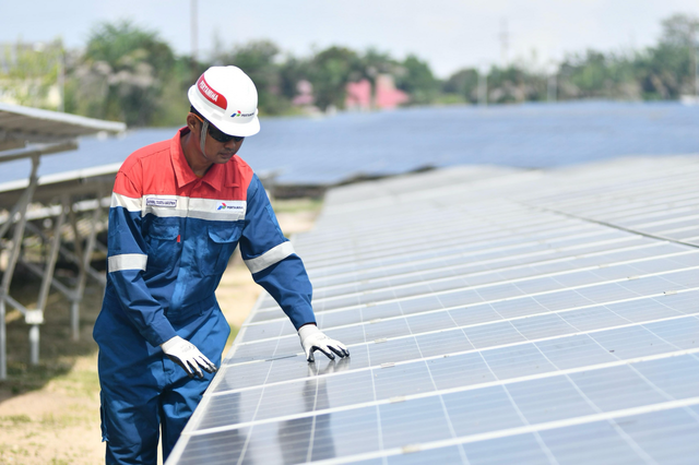Perwira Pekerja Pertamina saat mengecek PLTS yang menghasilkan energi bersih berkelanjutan. Foto: Dok. Pertamina