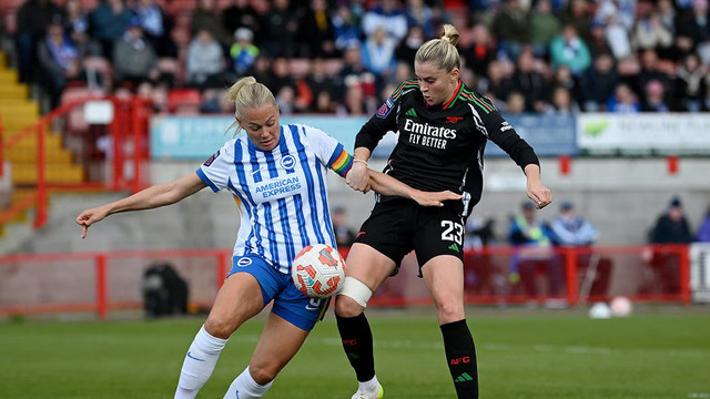 Brighton & Hove Albion melawan Arsenal dalam lanjutan Liga Inggris Wanita 2024/25 di Broadfield Stadium, Senin (5/5). Foto: Dok. Arsenal