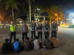 Anak-anak di bawah umur saat diamankan di Mapolresta Pontianak udai tertangkap hendak tawuran membawa senjata tajam. Foto: Dok. Istimewa